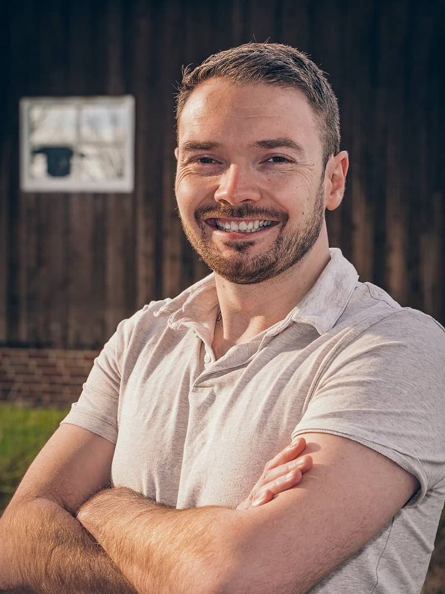 Kevin Biernacik vor einer alten Scheune im Landkreis Cloppenburg